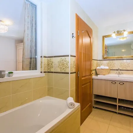 Maja With Whirlpool, Heated Pool, Gym, Sauna, Panoramic Sea Views * Jesenice (Split-Dalmatia)